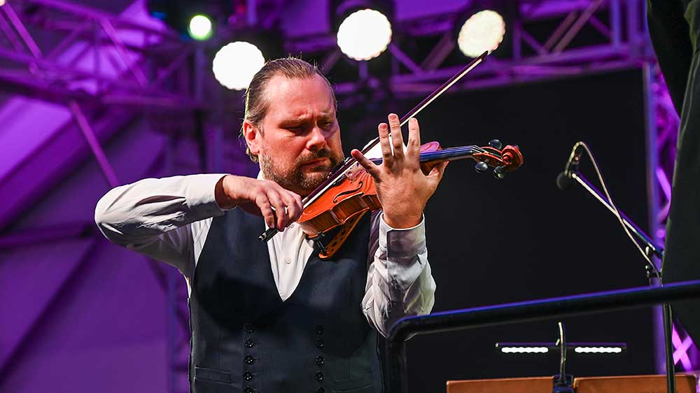 Na finał – muzyczne fajerwerki! Filharmonicy Śląscy i Jakub Jakowicz