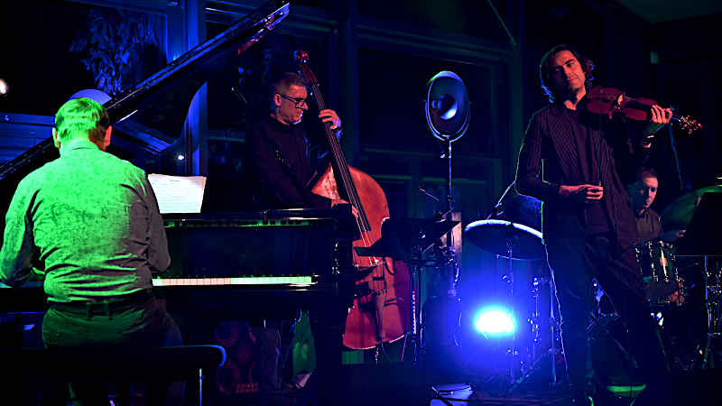 Z głową w chmurach. Jazzowo-klasyczne brzmienia Mateusza Smoczyńskiego - DlaKultury.pl