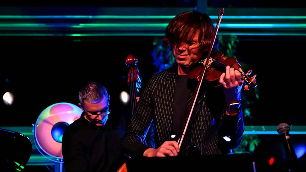 Z głową w chmurach. Jazzowo-klasyczne brzmienia - Mateusz Smoczyński