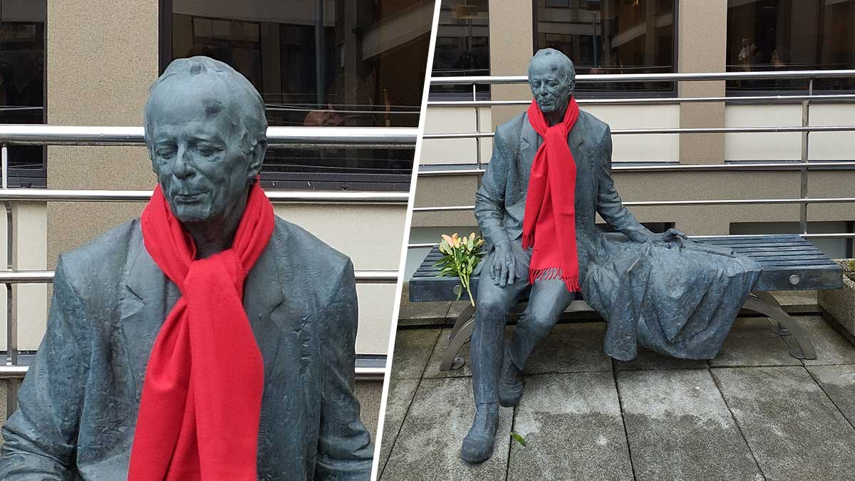 „Mistrz powrócił”. Na muzycznej uczelni stanęła rzeźba Janusza Olejniczaka