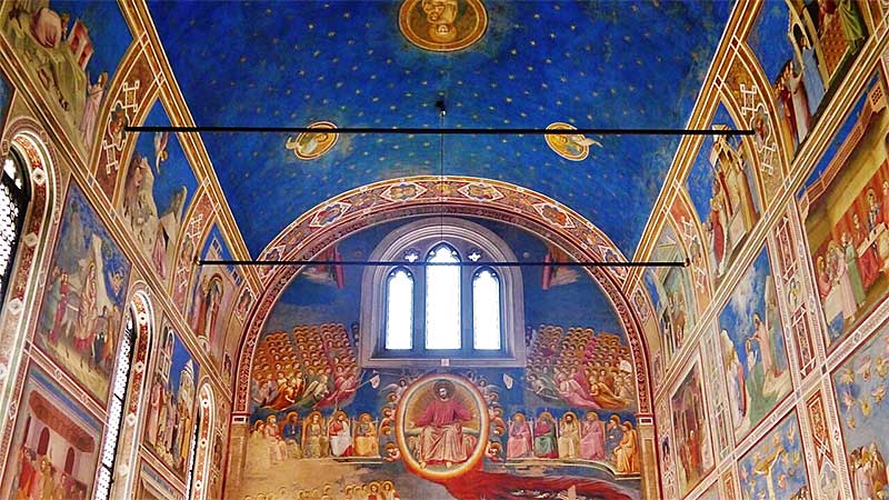 Giotto, freski Kaplicy Scrovegnich w Padwie (ok. 1305). Sklepienie pełne złotych gwiazd na tle głębokiego błękitu ultramaryny.